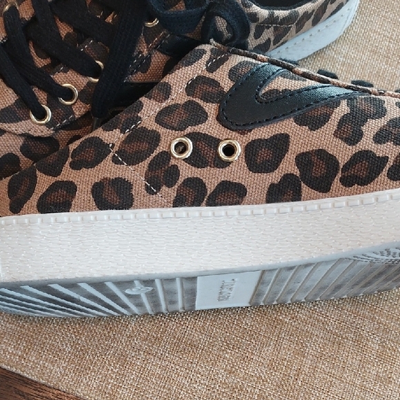 Tretorn Leopard Print Women's Sneakers - Picture 4 of 8